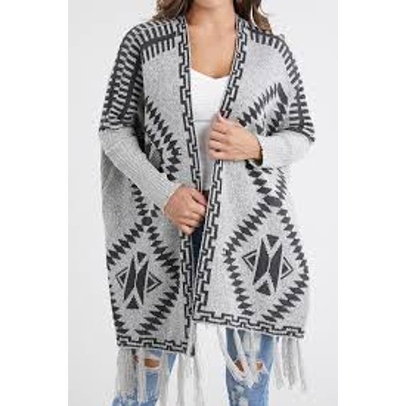 le paris petit Sweaters - Le Paris Petit Women's‎ Southwest Print Fringe Hem Cardigan Sweater. Size M